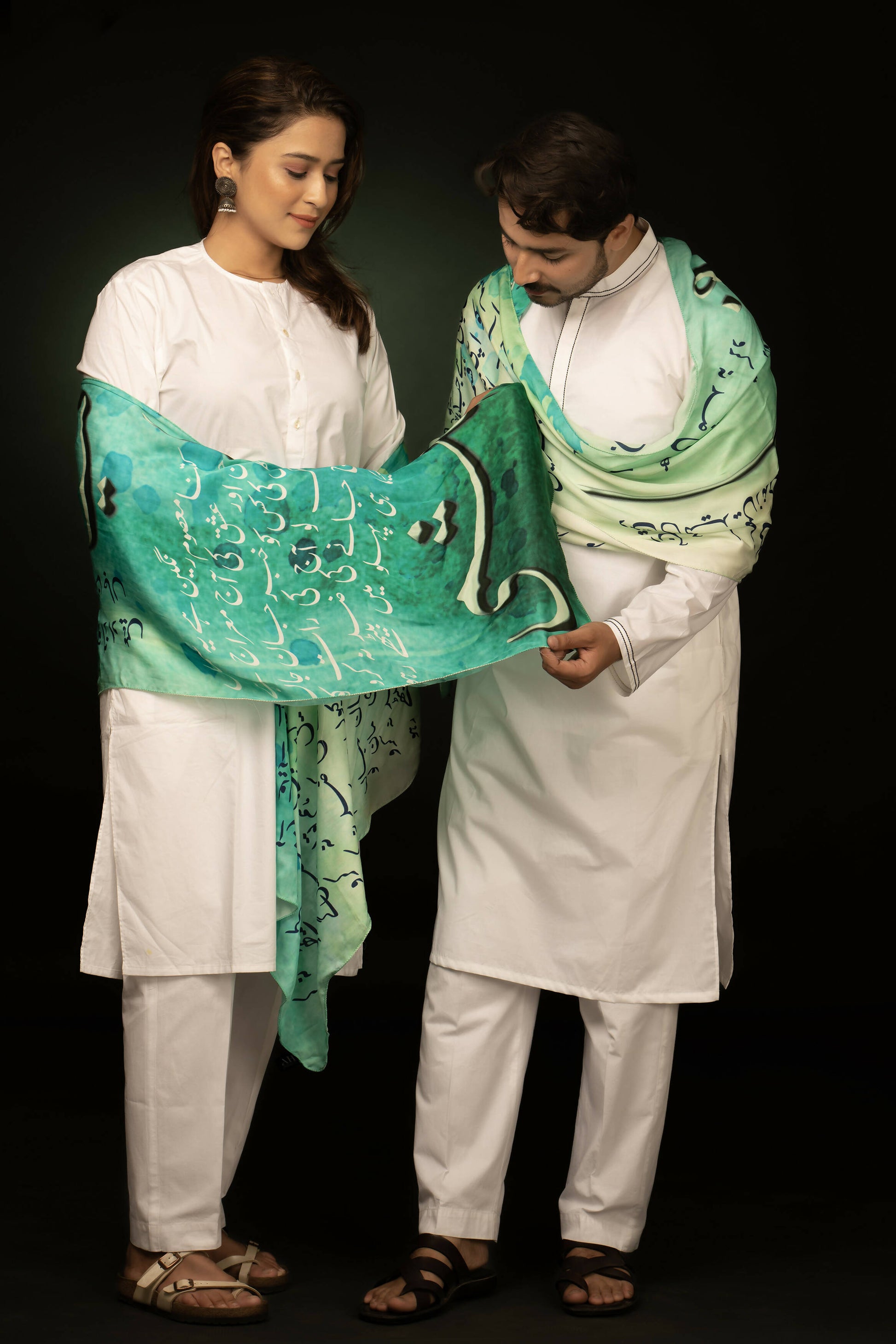 Aaj Jane Ki Zid Na Karo Stole