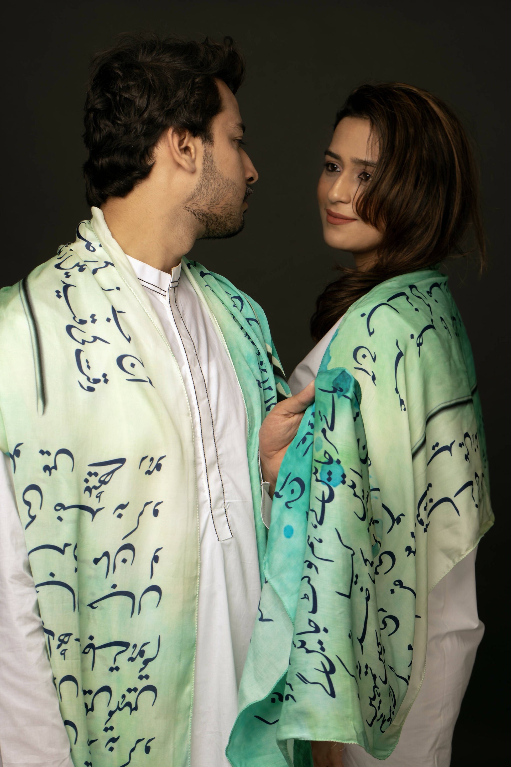 Aaj Jane Ki Zid Na Karo Stole